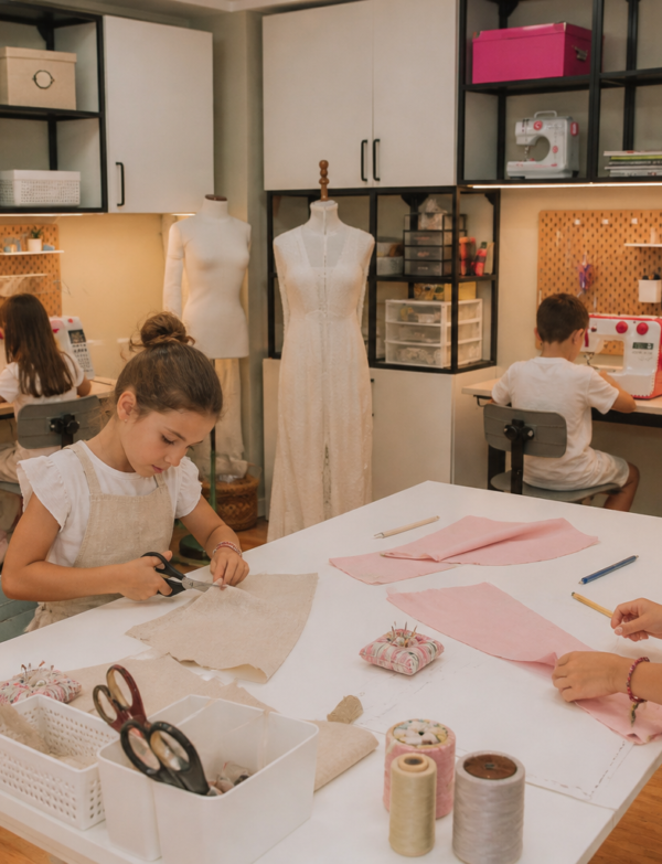 Niños aprendiendo costura en el atelier Armatta en Logroño